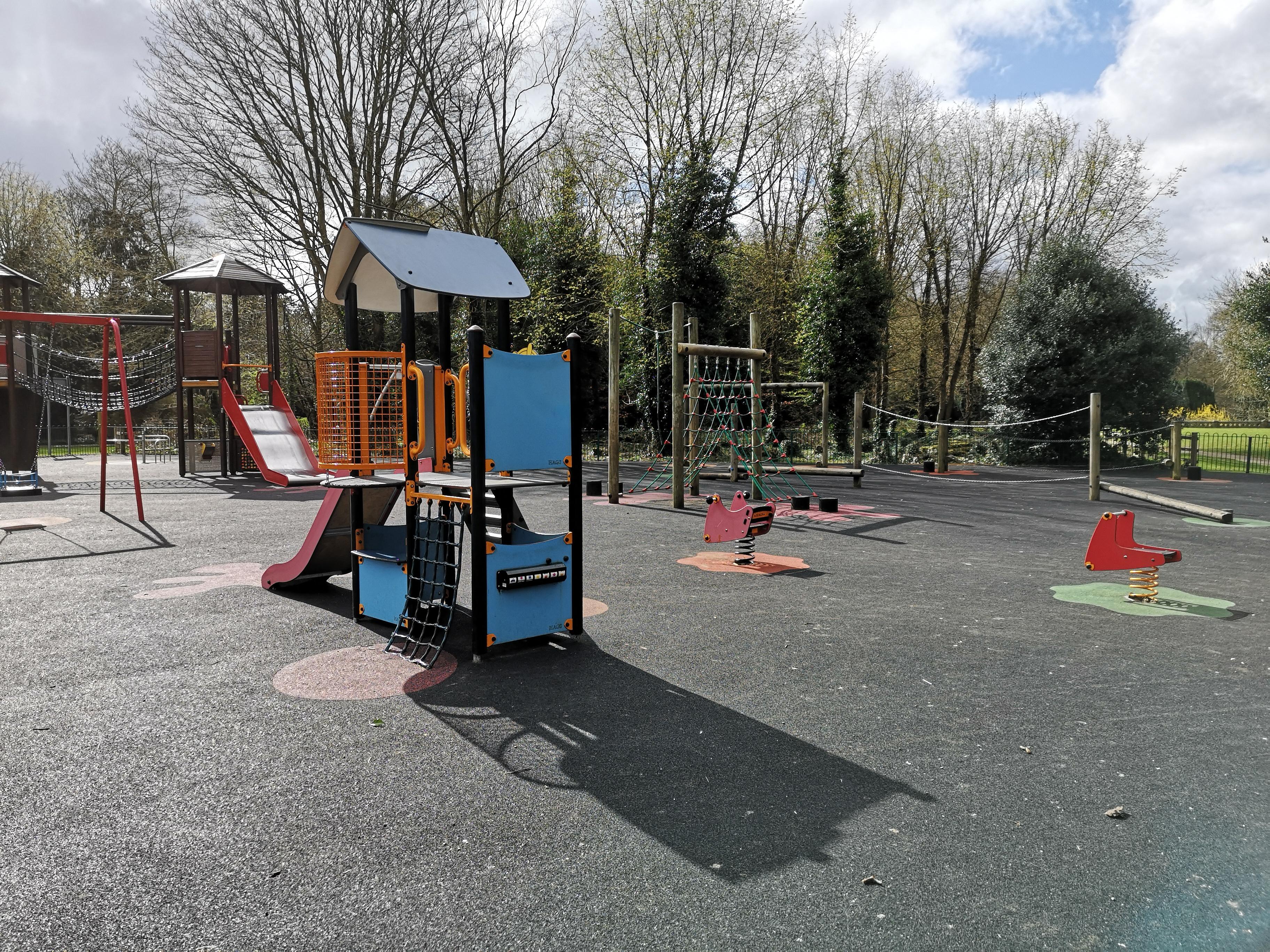 Play area and climbing frame
